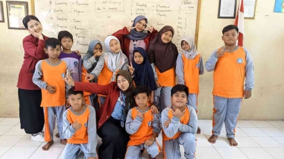Mahasiswa KKNT-MBKM UNISRI Berikan Pendampingan Belajar Bahasa Inggris pada Siswa Sekolah Dasar dan Taman Kanak-Kanak di Desa Gebyog, Mojogedang