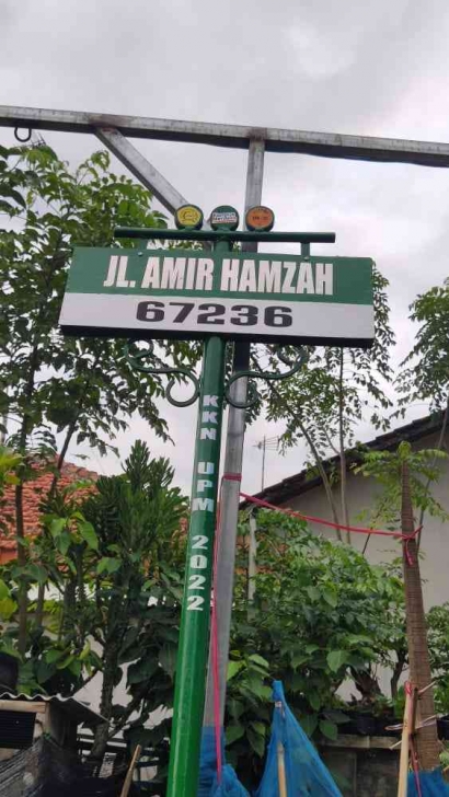 Pemasangan Papan Nama Jalan sebagai Wujud Dedikasi Mahasiswa KKN UPM Probolinggo 2022