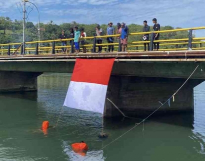 Nelayan Sumpang Minangae Kibarkan Bendera di Atas Jembatan
