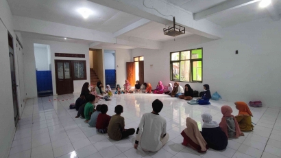 KKN UPI 102: Pembelajaran Adab pada Anak di Masjid Al-Amin Kelurahan Cibeunying