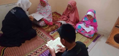 Mahasiswa KKN Terpadu Mandiri "Weekend Learning Islam and Arabic"