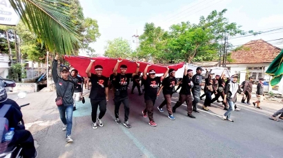 Wujud Patriotisme, Pemuda LDII Ikuti Kirab Bendera Merah Putih Raksasa Kota Kediri