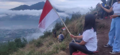 Antusias Rayakan Semarak HUT ke-77 RI dari Puncak Gunung Batur