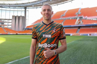 Yury Gazinsky Resmi Berkostum Oranye FC Ural