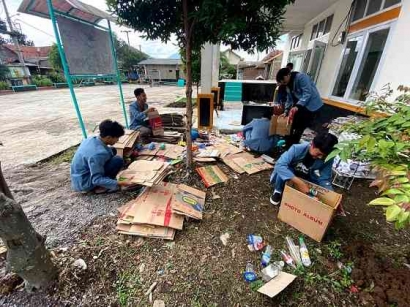 Kegiatan Mengepul Sampah Anorganik dan Barang Bekas (Rongsok) RW 06 Kelurahan Rancaekek Kencana