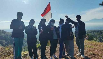 Pulih Lebih Cepat, Bangkit Lebih Kuat: Bersama Warga, Mahasiswa KKN UMD Kelompok 261 Melangsungkan Upacara Bendera di Atas Bukit Mahadewa