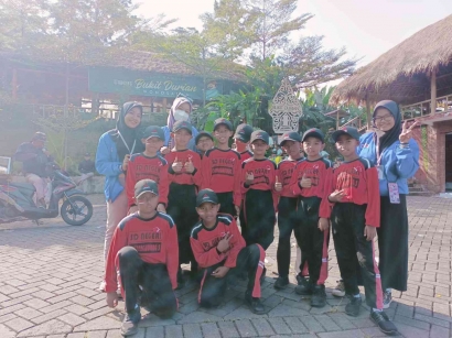 Mahasiswa KKN UM Surabaya Lakukan Kegiatan Belajar Mengajar Sekaligus Persiapan Menyambut Hari Kemerdekaan 