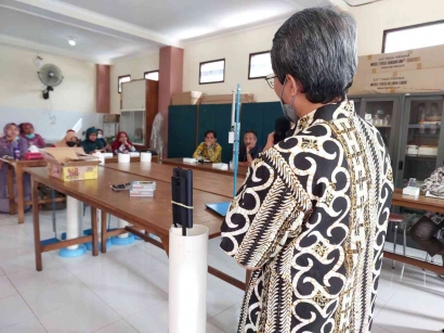 Dosen Fisika UM Mengadakan Pelatihan Pengembangan Alat Peraga Inovasi Bagi Guru IPA MTs Kota Malang 