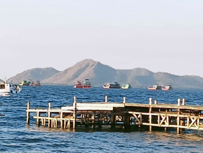 Akibat Arus Gelombang yang Tinggi 20 Kapal Nelayan Asal Jawa Tengah Terpaksa Lepas Jangkar di Seputaran Pantai Hadakewa