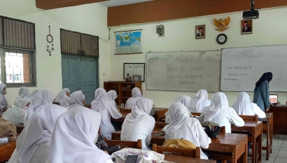 KKN UPI 2022 Sosialisasi di Keputrian SMA Negeri 89 Jakarta sebagai Upaya Pemberdayaan Perempuan