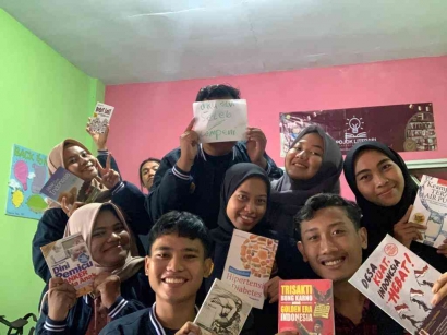 Dambakan Peningkatan Minat Baca Warga Desa Lempeni, Mahasiswa KKN UNEJ Bersama PKBM Resmikan Pojok Literasi