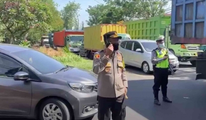 Berita Polisi Populer dengan Aksi Kapolrestabes Surabaya Turun Mobil Lansung Atur Kemacetan