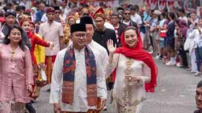 Hadiri Perayaan Puncak HUT Ke-77 RI, Dubes Rosan Kenakan Pakaian Adat hingga Makan di Bawah Pohon Wisma Indonesia