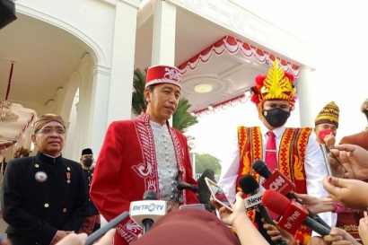 Jokowi, Baju Adat, dan Pemerataan Pembangunan