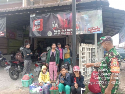 Serda Jamaluddin Babinsa Koramil 04/Simpang Empat Laksanakan Komsos di Desa Ndokum Siroga