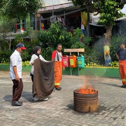 Mahasiswa KKN-T UPI Melaksanakan Sosialisasi dengan Materi Pencegahan Kebakaran Menggunakan Karung Goni