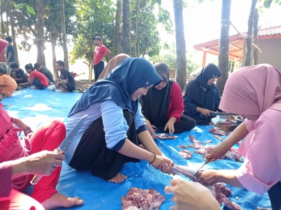 Artikel Opini: Tradisi Gotong Royong Menyambut Idul Adha yang Tidak Terkikis oleh Waktu