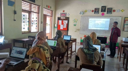 Mahasiswa KKN-T UNISRI Mengadakan Kegiatan Pelatihan Video Pembelajaran kepada Guru di SD Negeri 2 Jagoan
