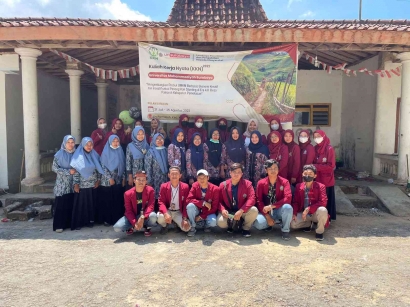 Bulan BIAN, Bidan, dan Tim KKN UM Surabaya melakukan Kegiatan Posyandu di Desa Pamaroh