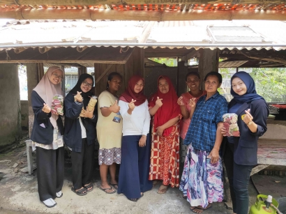 KKN Kolaboratif: Potensi Usaha Desa Gumuksari yang Tersembunyi, Makanan Tradisional Kerupuk Petulo
