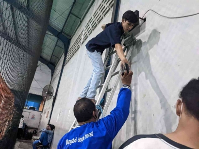 Tingkatkan Daya Tarik Pemain di Lapangan Futsal SMPM 9 Surabaya, KKN PCR Gubeng Rangkai Papan Skoring Futsal