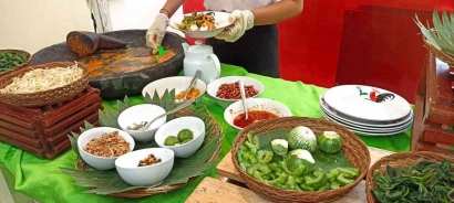 Menyantap Tipat, Salad Tradisionalnya Bali