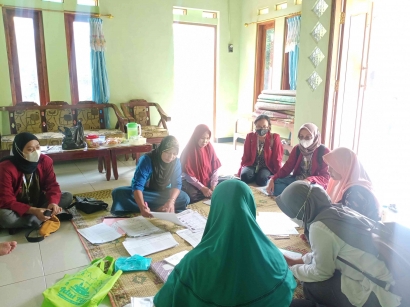 KKNT MBKM Unisri 2022 Kelompok 1 Desa Botok Pemeriksaan Jentik-jentik Nyamuk dalam Rangka Menanggulangi Demam Berdarah Dengue (DBD)