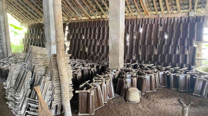 Mahasiswa KKN Kolaboratif 12 Menggali Pengrajin Genteng di Desa Tembokrejo