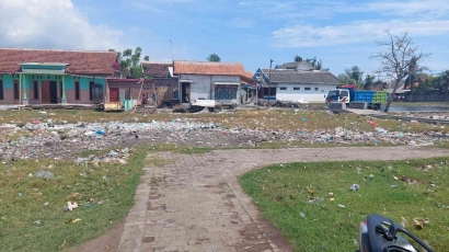 Ubah Sampah Plastik Jadi Eco Paving, Mahasiswa UNEJ Ikut Serta dalam Upaya Meminimalisir Sampah Plastik di Desa Pesisir, Besuki