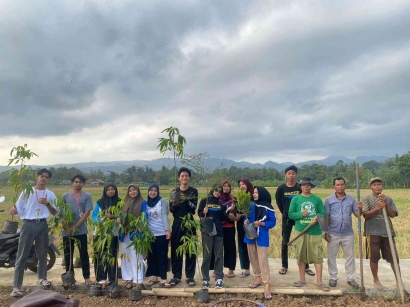 Penghijauan di Sekitar Desa Gumelar Kidul oleh Mahasiswa KKN UMP 2022