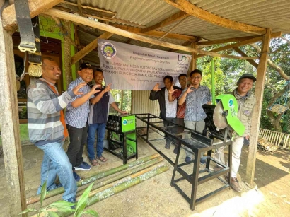 Bantu UMKM Sangkar Burung Desa Samar, Tim Pengabdian UM Implementasikan Mesin Potong dan Mesin Serut Bambu Otomatis