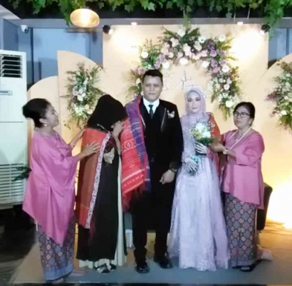 Mangulosi di Pernikahan Adat Sunda-Jawa, Sebagai Bentuk Rasa Cinta