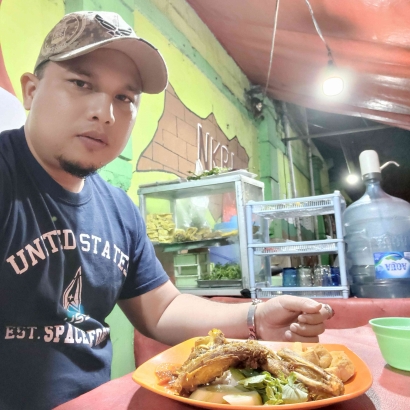 Terciduk Pengacara Muda Ini Ketahuan Makan di Kaki Lima