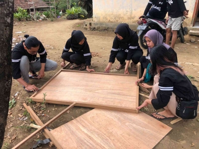 Pembuatan Mading sebagai "Jembatan informasi" Terkait Kelancaran Kegiatan Harian pada Dusun Dadappan Wetan