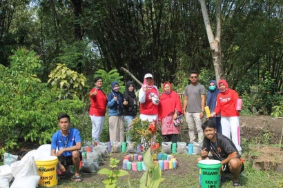 Dukung Germas dan Pemberdayaan Ekonomi, Mahasiswa KKN Menanam Asman Toga Jahe Merah di Desa Sambon