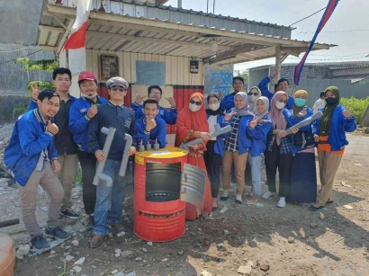 Mahasiswa KKN Bulak UM Surabaya Membuat Alat Pembakar Sampah Rendah Emisi Gas Buang