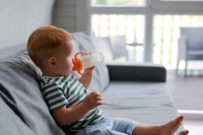 MPASI, Ini 3 Risiko Pemberian Air Putih pada Bayi