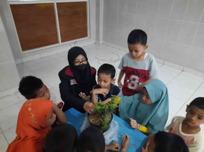 Kelompok 46 PMM UMM Lakukan Praktik Bercocok Tanam bersama Anak-Anak Panti Asuhan Muhammadiyah Medokan Ayu
