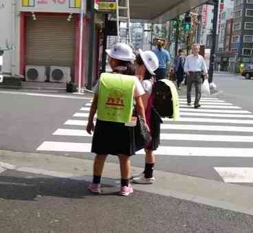 Di Jepang Anak TK Pulang Pergi Sendiri  Naik KRL ke Sekolah . .