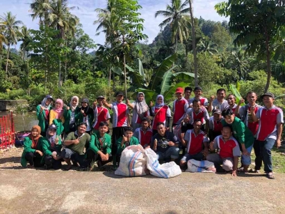 Goro Bersama Komunitas Peduli Sungai (KPS) Batang Lumpo bengan Mahasiswa KKN Unand