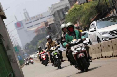 Kisah Tukang Tambal Ban di Tepi Jalan Jakarta