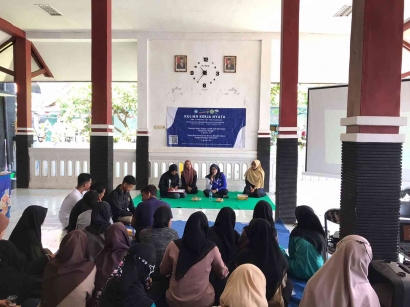 Mahasiswa KKN-T Uniwara 2022: Pelatihan Penulisan Karya Ilmiah di Kelurahan Panggungrejo