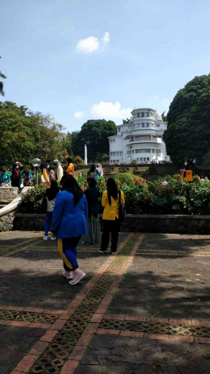 Mahasiswa PMM UPI 2 Mengunjungi Isola Gaya Art Deco yang Penuh Sejarah