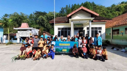 Mahasiswa KKN UNS Adakan Sosialisasi dan Edukasi Pengelolaan Sampah pada Anak-anak SD di Desa Plumbon, Tawangmangu