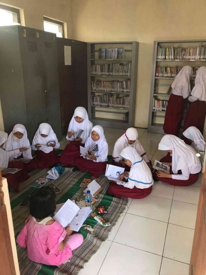 Perpustakaan Teropong Dunia: Gagasan Mahasiswa UNNES Giat 2 guna Meningkatkan Minat Baca Anak di Desa Sirangkang