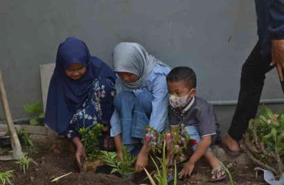 Pembuatan Taman Mini, Mahasiswa KKN-T 13 Umsida Sebagai Media Edukasi Untuk Menanamkan Rasa Cinta Lingkungan