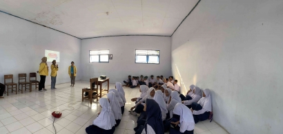Pelaksanaan Sosialisasi Kenakalan Remaja di SMP Muhammadiyah 8 Ulujami oleh Mahasiswa UNNES Giat 2