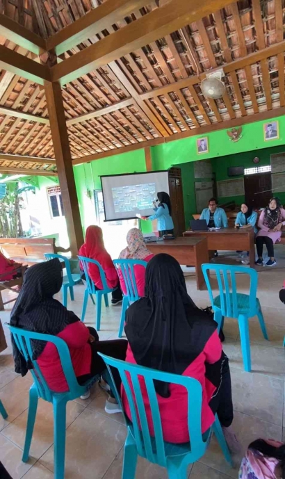 Mahasiswa KKN UNS 349 Gelar Sosialisasi Vertical Garden dan Melaksanakan Kegiatan Revitalisasi Taman di Desa Kalanglundo, Ngaringan, Grobogan