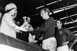 Ratu Elizabeth II, Piala Dunia 1966, dan Arsenal