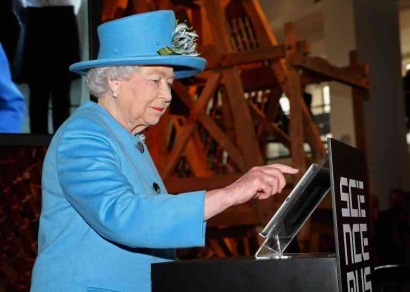 Ratu Elizabeth II, Sang Ratu Teknologi